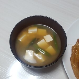 豆腐と玉ねぎといんげんの味噌汁